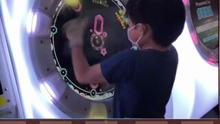 The boy has great hand speed! It would be a waste if he didn't drive Gundam and play LOL [Magic Wolf