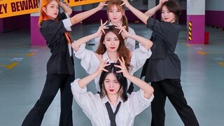 ITZY yang mengenakan setelan jas menampilkan "Mafia in the Morning" versi Malam.