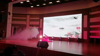 Pertunjukan tari "Mei" di Sekolah Menengah Atas E'nan tahun 2021 direkam dengan satu tangan oleh seo