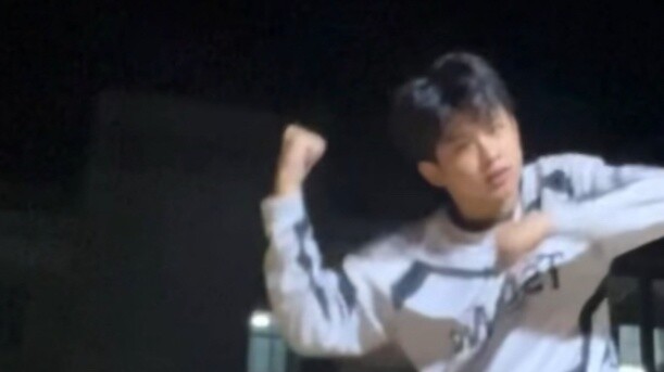 [Lin Yang] Bagian kedua dari lagu baru "Pulling the Chair" juga sangat keren! Lihat siapa yang menda