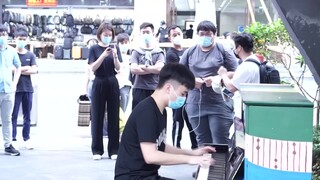 Bản piano bài "Butterfly" của một chàng trai trên đường phố