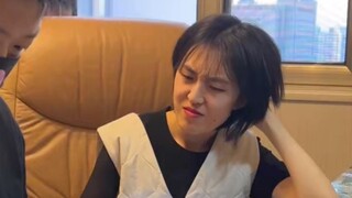 Vấn đề 9: Mặc dù cô giáo rất dễ thương nhưng tôi nghĩ cô bé màu đỏ của tôi dễ thương hơn