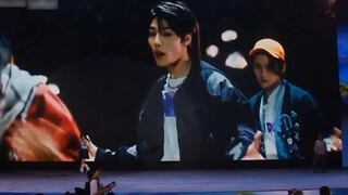 Nhờ có màn trình diễn múa hài mà tôi đã đạt được thành tích mặc váy và nhảy nhóm nam (｀･ω･´)ﾉ