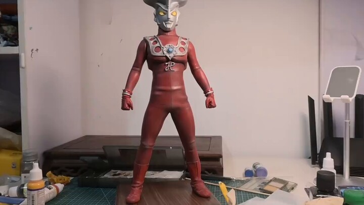 Semprotkan Ultraman Showa Leo dengan keras!