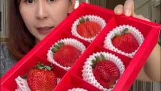 Strawberry lokal termahal yang pernah aku cobain … kirain Korea punya lho , bentukan dan packingnya