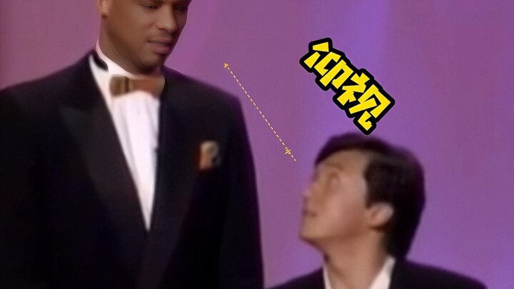 Jackie Chan dan bintang bola basket berbagi panggung untuk memberikan penghargaan, menggunakan humor