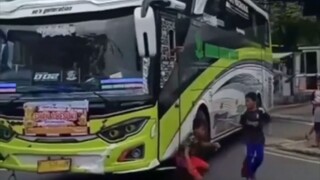 Bocil hampir ketabrak Bus saat hendak mengambil uang dari tangan Kernek