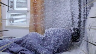 当表弟起床之后发现整个房间在下雪会是什么反应？