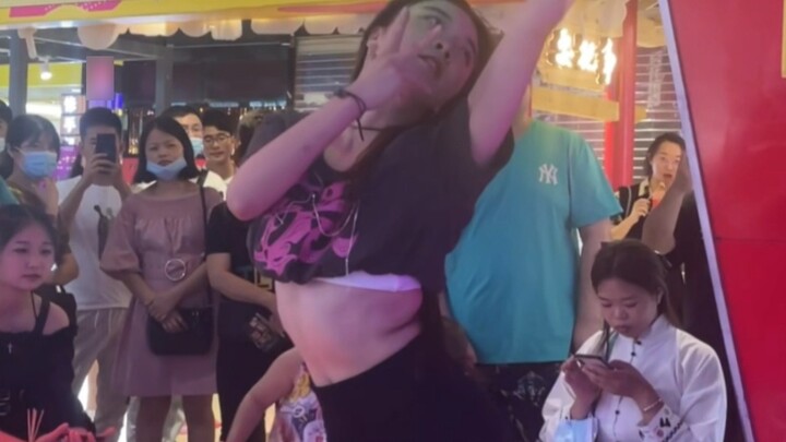 Phiên bản "Kill This Love" của Dance Dance Machine