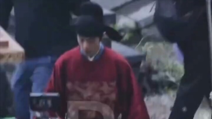 วันนี้ Zanghai สวมเครื่องแบบทางการสีแดงและเข้าไปในพระราชวัง เครื่องแต่งกายของ Xiao Zhan นั้นไม่มีอะไ