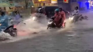 oi bro, bocah itu jatoh dari mana? keseret banjir kah? 🤨🧐🤔