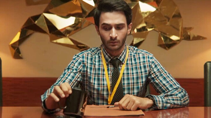The interviewer spat in the coffee and asked the job seeker to sell the job in 5 minutes, but he was
