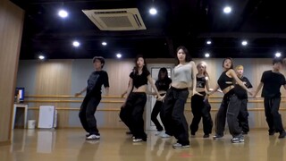 Lee Chae-yeon's "Rumor" practice room revealed!