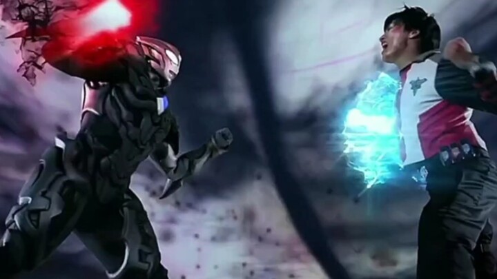 Ultraman đầu tiên chiến đấu với cơ thể con người
