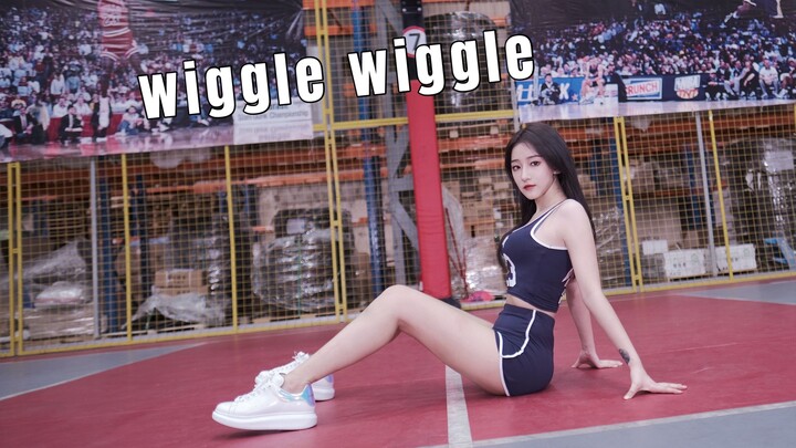 [DANCING] Điệu nhảy thu hút trên sân bóng rổ 'wiggle wiggle'