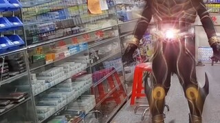 [Biến hình] Biến hình thành Kamen Rider Ultimate Kuuga trước cửa cửa hàng phần cứng