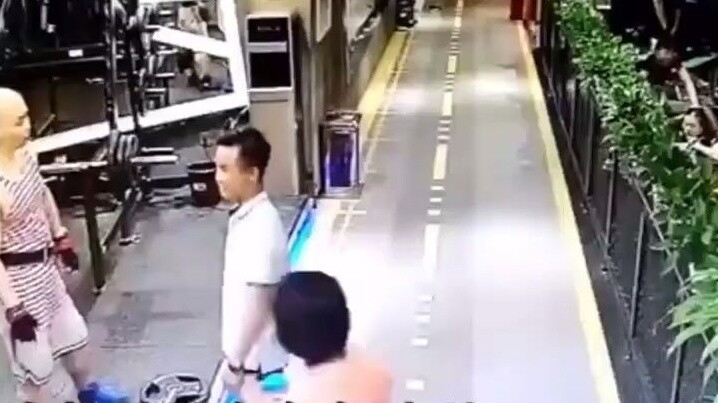 Guangdong surveillance: A bald strong man in Guangdong bullies a thin young man, but is killed insta