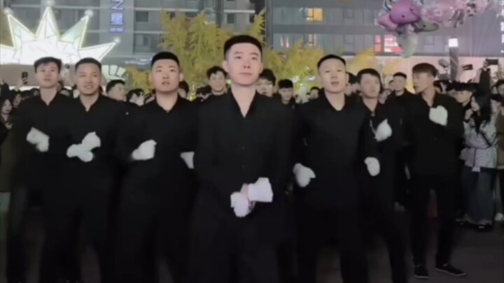 The regular army is different. When General Yu came out, the sky fell. They were all the soldiers le