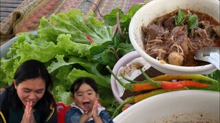 ก๋วยเตี๋ยวฮ้อนๆ กับอากาศหนาวๆ เสียงลมดังคักขอโทษหลายๆเด้อจ้า | แม่ชบา พาแซ่บบ