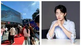 The red carpet is brilliantly spread out like an outdoor stage right under the mural of Xiao Zhan