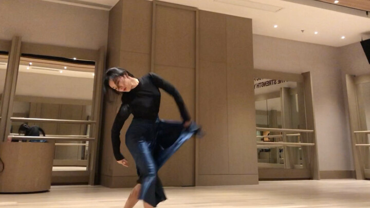 Berdansa saja dengan tenang, anggota tubuhku hidup, itulah hakikatku.
