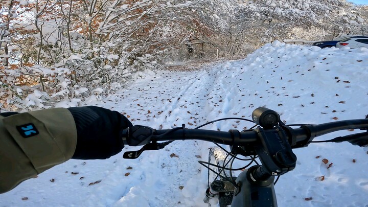 骑行穿越雪地，乐趣无穷