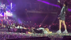JENNIE&ROSÉ&LISA lay down to watch the fireworks and JISOO took photos later❤️