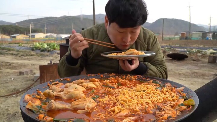 Mukbang Mie Instan Pedas dengan Ayam... Yummy 😋 Yt Heungsam's family