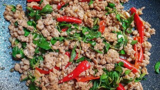 ผัดกระเพราหมูสับ เมนูง่ายๆ ทำได้ที่บ้าน Pad Kra Pao | Holy Basil Pork Recipe - ใหม่ใจหนุน