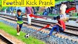 แกล้งเตะบอลปลอม !! Football Scary Prank - ปฏิกิริยาที่ไม่ถูกต้องในที่สาธารณะ 5G เล่นตลก