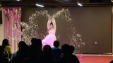 The scene of the super fairy competition in the sequins contest in winter