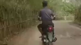 belajar cara nyuksruk pake motor😂