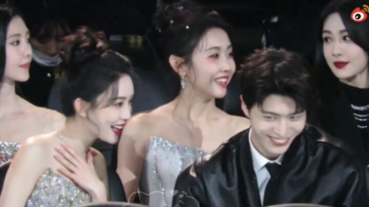 Hahaha, four people put together three dramas. Yang Zi's backstage mixed frame. Zi Mei's magical cir