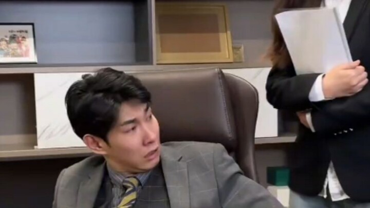 นี่เป็นภาพลวงตาที่เกิดจากการกิน “ปินฮาวฟาน” มากเกินไปหรือเปล่า? -