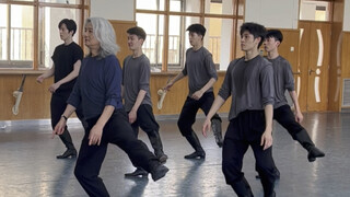 The 66-year-old teacher of Beijing Dance Academy happily listens to the voice and judges whether you