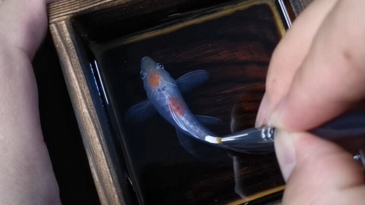 Vẽ một con cá nhỏ bằng hộp gỗ