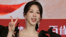 Yang Zi bertemu dan mengambil foto saat makan malam, istrinya sangat cantik dan dia tahu bagaimana m