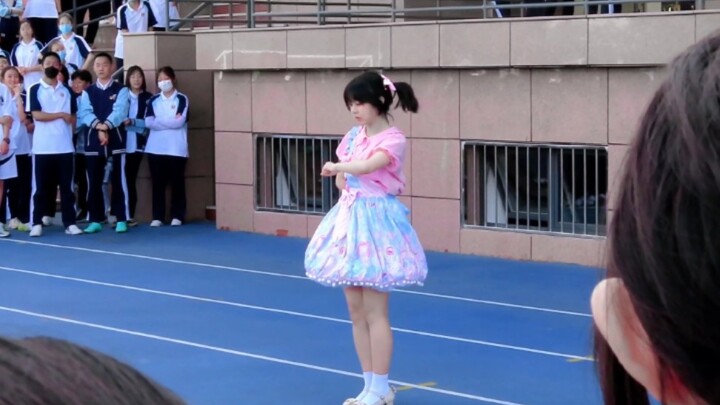 【Renaissance of Six House Dances】Shocked! A high school student dresses weird on the playground!
