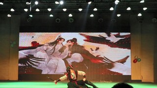 Một chàng trai trẻ từ trường đại học cosplay thành Ngụy Vô Tiện và nhảy theo bài hát "Unrestrained" 