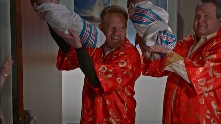 [Modern Family] The day Hailey's twins were born