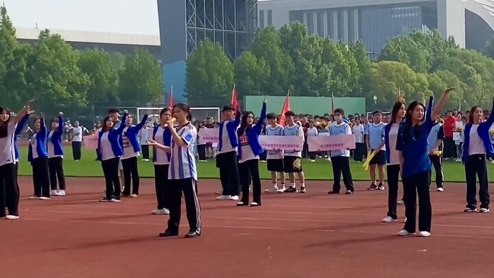 Pertunjukan penghormatan dari lagu tema Piala Dunia "Dreamers" membuat Pertandingan Olahraga Univers