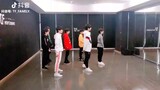 来看看TF家族三代练习生翻跳NCT U的《BOSS》