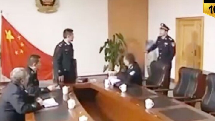 ตำรวจชายคนหนึ่งวิ่งเข้ามาในห้องประชุม ดุหัวหน้าของตน ถอดเครื่องแบบตำรวจออก และกลับบ้านไปช่วยภรรยาขาย
