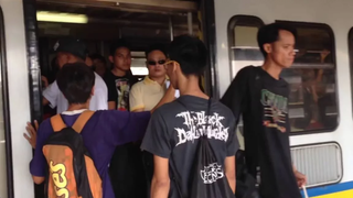 คลิปนี้ อย่างฮา..ยัดกันเข้าไป รถไฟฟ้าฟิลิปินส์ มีแต่คนขึ้นไม่มีคนลง..ก้อนหินบนราง