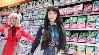 Cosplay di mana kok ada rinso di belakang...🗿