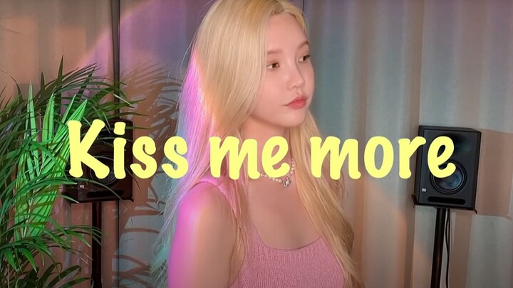 Sự kết hợp IU và âm thanh bong bóng ngọt ngào hát "Kiss Me More"