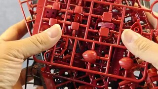 Bagaimana rasanya merakit 100 Zakus sekaligus? Char's Zaku 2 juga ada di sini, bagaimana kalau 100 s