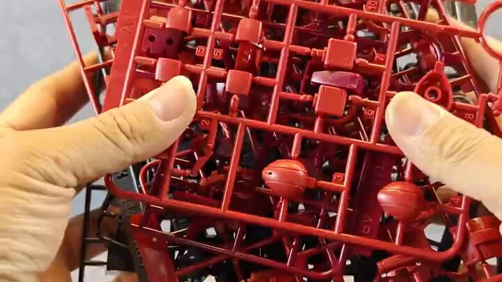 Lắp ráp 100 Zakus cùng một lúc thì như thế nào? Char's Zaku 2 cũng có ở đây, thế còn 100 bộ thì sao?