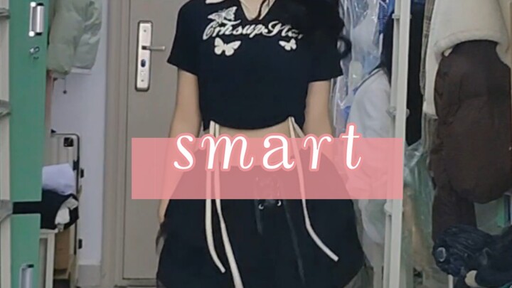 在宿舍里跳lesserafim《smart》，刚脱完地滑死噜