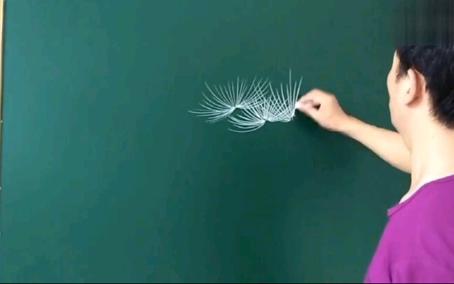 Guru seni menggambar gulungan gambar yang indah dengan kapur.